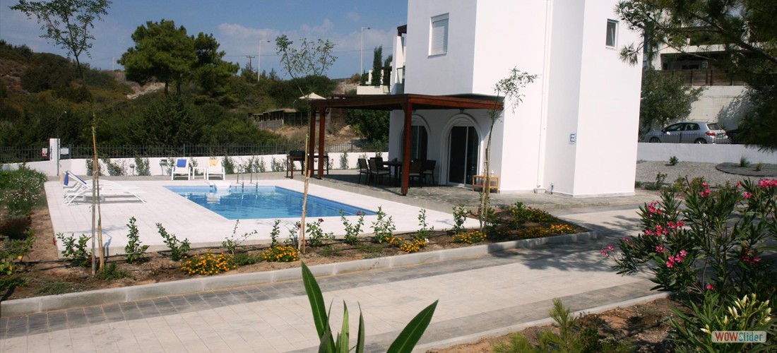 Villa E garden and pool
